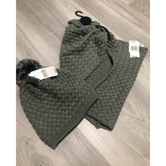 Jessica Accessories - BNWT Chunky Knit Toque and Cowl Neck Scarf
